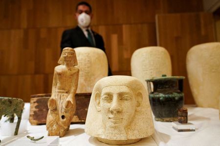 Algumas das antiguidades que serão devolvidas ao Egito pela Guarda Civil Espanhola antes da coletiva de imprensa no Museu Arqueológico Nacional de Madri, na Espanha 20/12/2021
