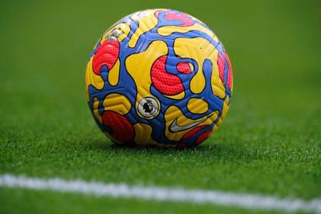 Bola de inverno da Premier League antes de partida entre Manchester United e Crystal Palace