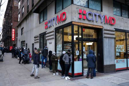 Fila de pessoas na entrada de clínica que realiza teste de Covid-19 em Manhattan, em Nova York