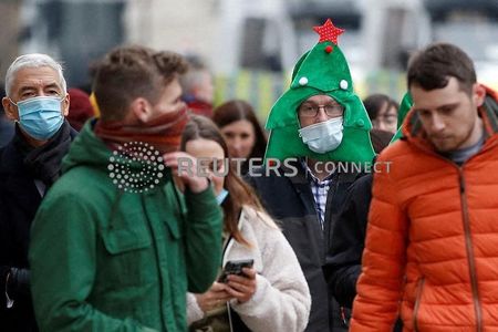 Homem usa chapéu com tema natalino em meio à pandemia de Covid-19 em Londres, Reino Unido, 18 de dezembro de 2021. REUTERS/Peter Nicholls