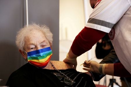 Idosa recebe dose de reforço de vacina contra Covid-19 em Netanya, em Israel