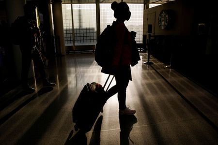 Viajante caminha no aeroporto de O’Hare, em Chicago, durante feriado do Dia de Ação de Graças, nos Estados Unidos
