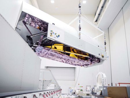 Emgenheiros desempacotam e limpam telescópio espacial Webb, da Nasa, antes de lançamento
