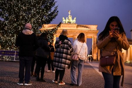 Pessoas passam perto de árvore de Natal no Portão de Brandemburgo, em Berlim