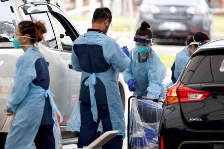 Profissionais de saúde aplicam testes de detecção de Covid-19 em drive-thru montado em Sydney, na Austrália Profissionais de saúde aplicam testes de detecção de Covid-19 em drive-thru montado em Sydney, na Austrália