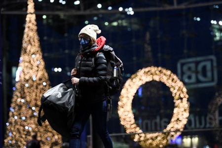 Mulher carrega sua bagagem na estação central de Berlim em meio à pandemia de Covid-19