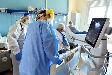 Médico examina paciente com Covid-19 em hospital em Codogno, na Itália