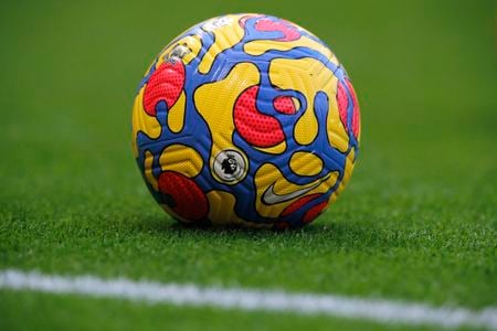 Bola usada na Premier League antes de partida entre Manchester United e Crystal Palace pelo Campeonato Inglês