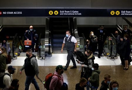 Pessoas caminham em aeropoero de Seattle, nos EUA