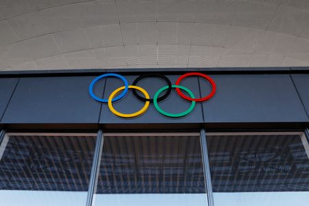 Anéis olímpicos em arena esportiva que será usada na Olimpíada de Inverno de Pequim 2022