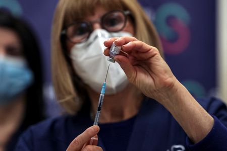 Enfermeira prepara quarta dose de vacina contra Covid-19 para aplicação em Ramat Gan, em Israel