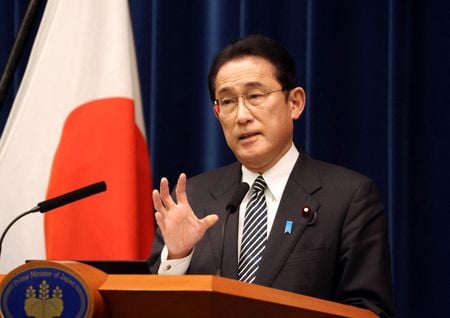 Primeiro-ministro do Japão, Fumio Kishida, fala com jornalistas em sua residência oficial em Tóquio