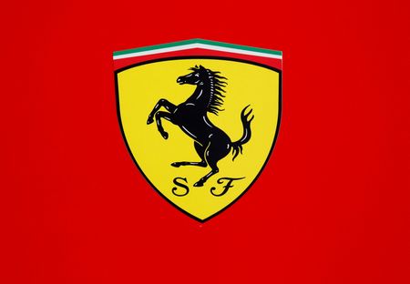 Ferrari fecha parceria com empresa de tecnologia para vender produtos digitais aos fãs