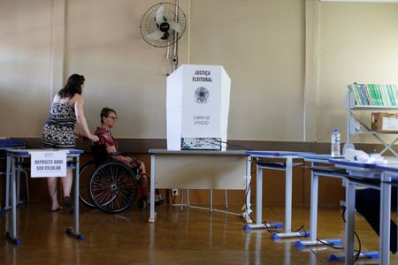 Urna eletrônica durante as eleições presidenciais de 2018, em Brasília (DF)