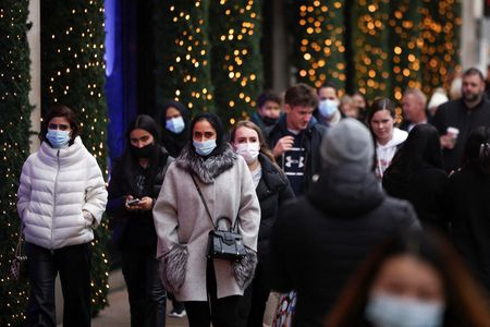 Consumidores caminham na Oxford Street, em Londres, em meio à pandemia de Covid-19