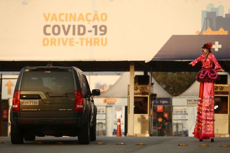 Drive-thru de vacinação contra Covid-19 em São Paulo