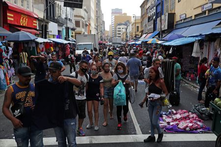 Pessoas caminham na rua 25 de Março em São Paulo Pessoas caminham na rua 25 de Março em São Paulo