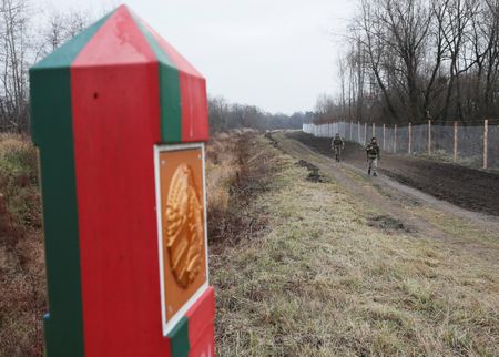 Guardas ucranianos na fronteira com Belarus na região de Volyn
