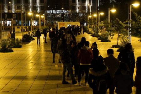 Pessoas esperam em fila por testagem de Covid-19 na praça Martim Moniz em Lisboa