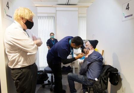 Premiê britânico, Boris Johnson, visita centro de vacinação contra Covid-19 em Milton Keynes
