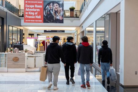 Pessoas caminham em shopping em King of Prussia, Pensilvânia, EUA