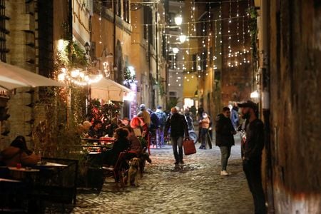 Pessoas sentadas em mesas de restaurantes em Roma, um dia antes de início de novo lockdown na Itália