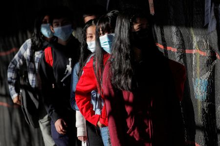 Crianças fazem fila para entrar em escola de Nova York