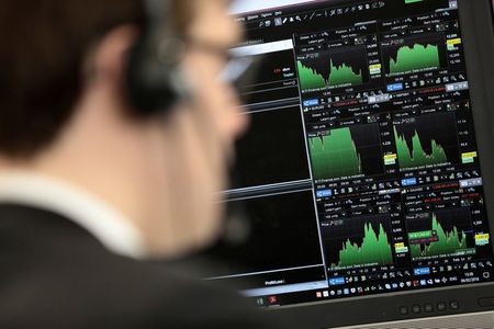 Operador analisa informações financeiras sobre o pregão em Londres Operador analisa informações financeiras sobre o pregão em Londres