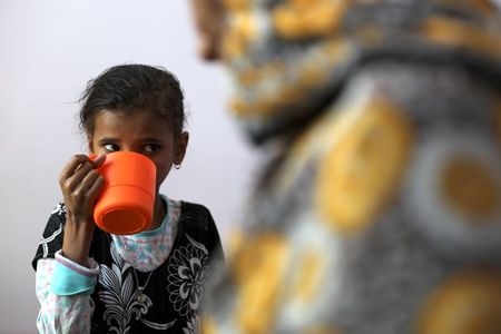 Ahmadiya Juaidi, de 13 anos, bebe um shake de nutrição suplementar na ala de tratamento de desnutrição do hospital al-Sabeen em Sanaa, Iêmen Ahmadiya Juaidi, de 13 anos, bebe um shake de nutrição suplementar na ala de tratamento de desnutrição do hospital al-Sabeen em Sanaa, Iêmen