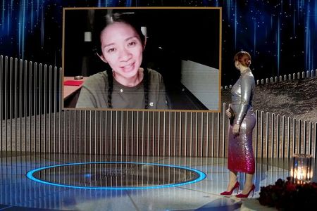 Chloe Zhao aceita prêmio de melhor direção por “Nomadland” durante cerimônia virtual de entrega do Globo de Ouro