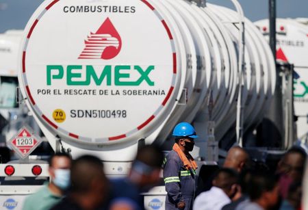 Caminhão da estatal mexicana Pemex nos arredores de Monterrey Caminhão da estatal mexicana Pemex nos arredores de Monterrey