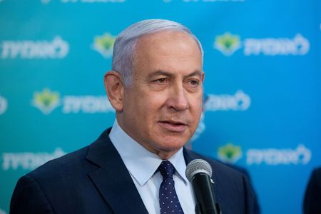 Premiê israelense, Benjamin Netanyahu, durante visita a centro de vacinação em Jerusalém