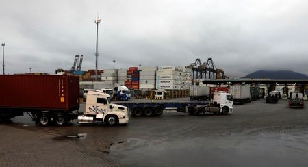 Vista de terminal no porto de Santos (SP)