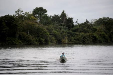 Pescador em represa de hidrelétrica