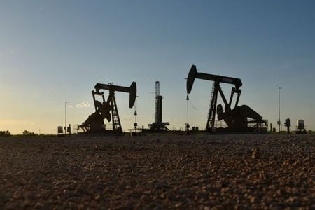 Bombeamento de petróleo em Midland, Texas (EUA)