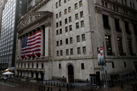 Fachada da Bolsa de Valores de Nova York. 13/04/2020. REUTERS/Andrew Kelly