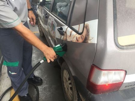 Carro sendo abastecido em posto de gasolina em Cuiabá, no Brasil