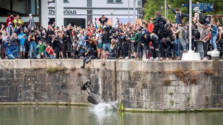 Estátua de Edward Colston é jogada no mar em Bristol, no Reino Unido