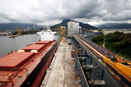 Navio carregado com soja no porto de Santos (SP)