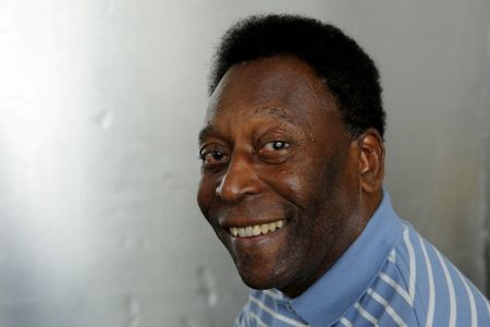 Pelé posa para foto durante entrevista em Nova York