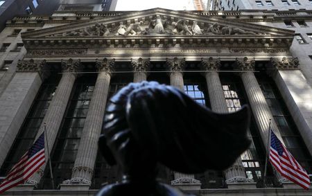 Parte de trás da estátua “Fearless Girl” (Garota Destemida, em tradução livre). Ao fundo, a fachada do prédio da Bolsa de Valores de Nova York (NYSE)