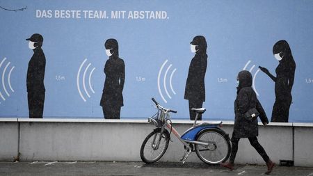 Painel com a frase “A melhor equipe. Com distância” na frente de fábrica da BMW em Munique