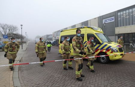 Equipes de emergência isolam área de centro de testes de Covid-19 alvo de explosão em Bovenkarspel, ao norte de Amsterdã