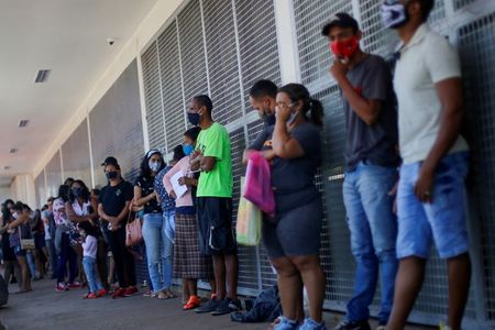 Pessoas aguardam em fila em frente de agência da Caixa para tentar receber pagamento do auxílio emergencial, Ceilândia-DF Pessoas aguardam em fila em frente de agência da Caixa para tentar receber pagamento do auxílio emergencial, Ceilândia-DF