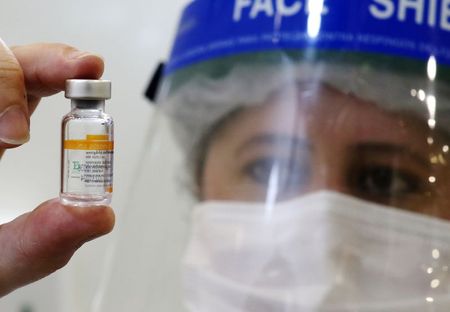 Profissional de saúde mostra frasco da vacina contra Covid-19 CoronaVac em centro de vacinação em Curitiba Profissional de saúde mostra frasco da vacina contra Covid-19 CoronaVac em centro de vacinação em Curitiba