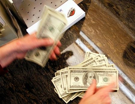 Dólar recua ante real com alívio por PEC Emergencial Dólar recua ante real com alívio por PEC Emergencial
