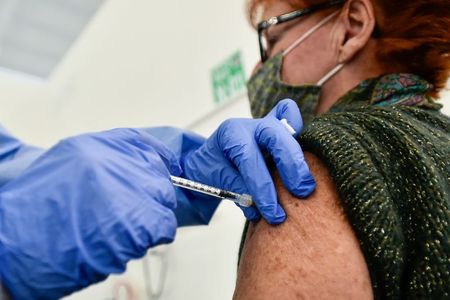 Mulher recebe aplicação de vacina contra Covid-19 em Bergamo, na Itália Mulher recebe aplicação de vacina contra Covid-19 em Bergamo, na Itália