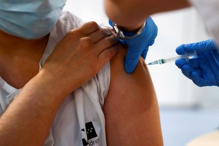 Vacina contra Covid-19 é aplicada em paciente em Madri Vacina contra Covid-19 é aplicada em paciente em Madri