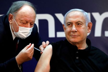 Primeiro-ministro israelense, Benjamin Netanyahu, é vacinado contra a Covid-19 em centro médico em Ramat Gan, em Israel Primeiro-ministro israelense, Benjamin Netanyahu, é vacinado contra a Covid-19 em centro médico em Ramat Gan, em Israel