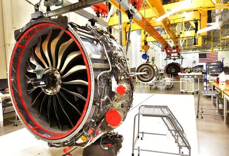 Técnicos constroem motores LEAP para aviões a jato em uma fábrica da General Electric (GE) em Lafayette, Indiana, EUA Técnicos constroem motores LEAP para aviões a jato em uma fábrica da General Electric (GE) em Lafayette, Indiana, EUA